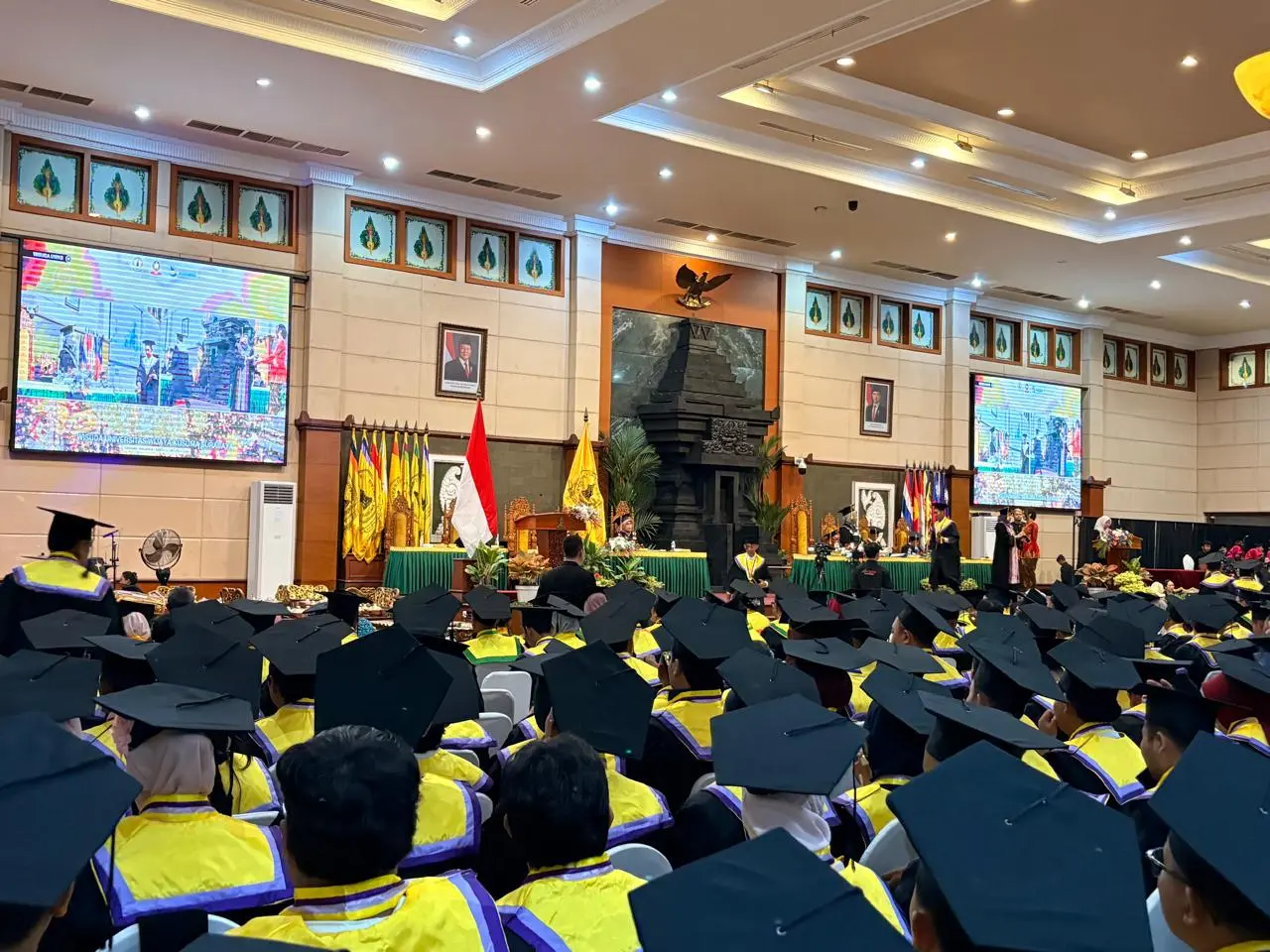 Toga Hari Ini, Air Mata Kemarin: 657 Mahasiswa Menutup Perjalanan di Bangku Kuliah
